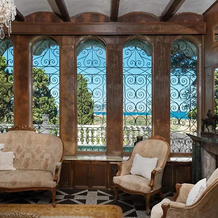 Royal Worthy Luxury Estate The Crown Filming Set Villa *
